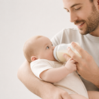 Papa donne du lait maternel à bébé grâce au tire lait bb amour 